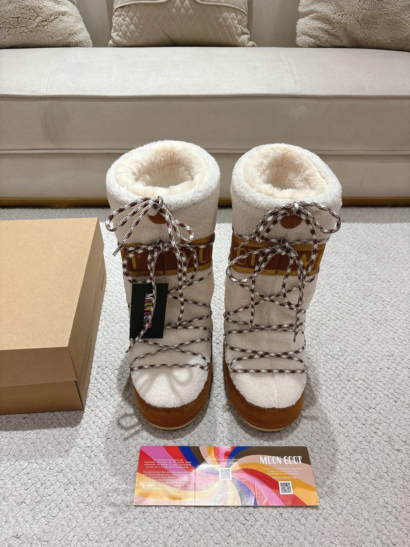 p680 [Exclusive top quality | New upgraded version] ✨A must-buy in winter 2025! Moon Boot moon snow boots - the ultimate warm weapon for fashionistas ❄️ Forget UGG! This winter🔥The "ugly Big Mac" that dominates the streets is here~ 👢The same Y2K retro style from Paris Hilton and Beckham is back! 4cm taller inside ✨ Invisible leg lift · Extremely slimming 👌 Fluffy and soft but not bloated, instantly show off your sense of style when put on your feet 🦋 The same style for both men and women | Can be worn by both men and women | Regardless of left or right foot!  ❄️Maximum thermal insulation power｜No pressure for fun in the snow 💫Trendy style code｜Easily achieve the Millennial hot girl style Say goodbye to ordinary snow boots ~ This winter you need to be warm and rusty! 🌟 #MoonBoot snow boots #winter hot style #瞞小similar style #millennium style wear ❶Fabric: original custom/cowhide/woven wool/high mercerized waterproof cloth ❷Inner: original 100% silk cotton liner ❸Feet: original 100% silk cotton liner ❹Outsole: original molded two-color non-slip outsole ❺Sole thickness: 4cm (including inner**) ❻Number of codes: 35-40 (41. Customized) ❼Packaging: Original full set of packaging ☀Color: Official website updated simultaneously